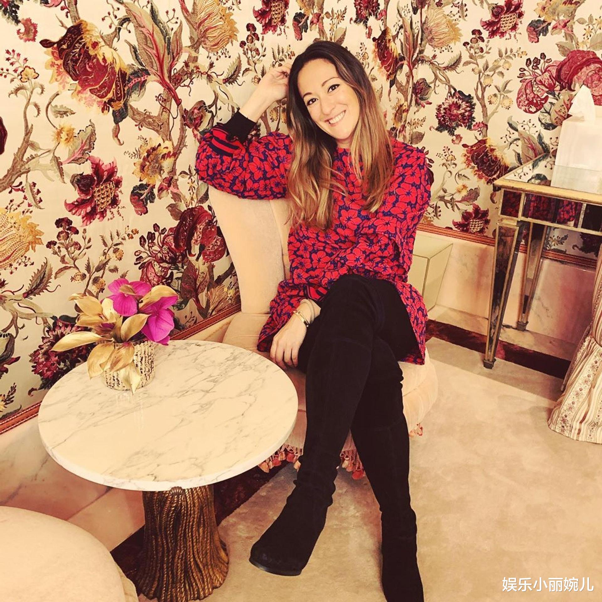 何鸿燊|何鸿燊长孙女晒妈妈美照,长发披肩有气质十分迷人