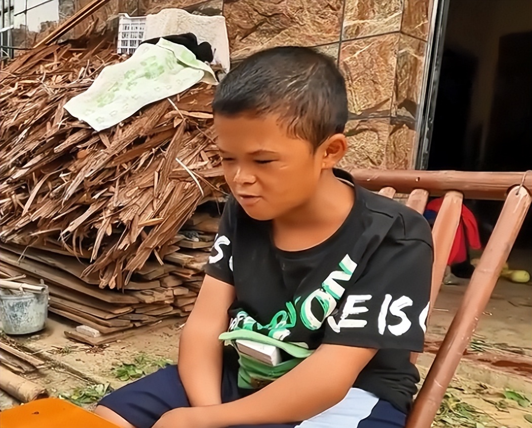 17岁小马云近况堪忧,被11岁小孩喷杀虫剂,还被表哥打成包子脸 - 娱乐