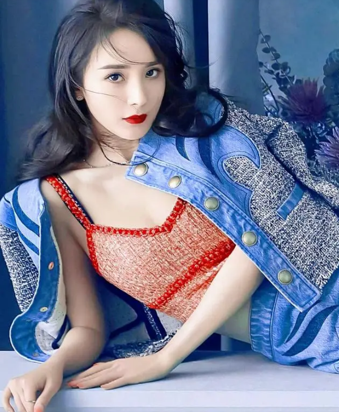 杨幂：优雅与性感并存，网友：能不让人喜欢吗？