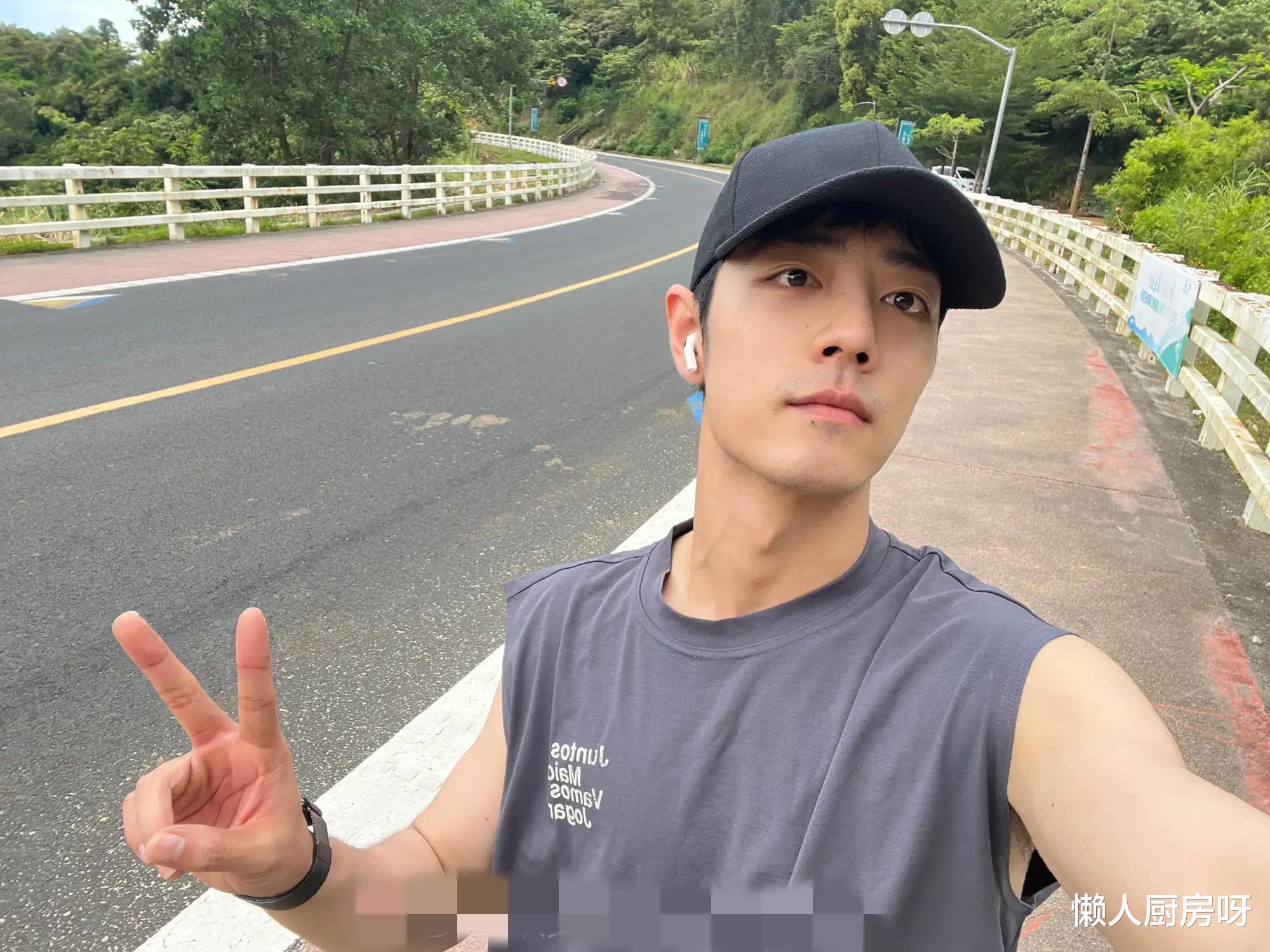 白百何|肖战白百何庆祝新戏拍完,男方抱起对方转圈圈,女方直言要嗑瓜子