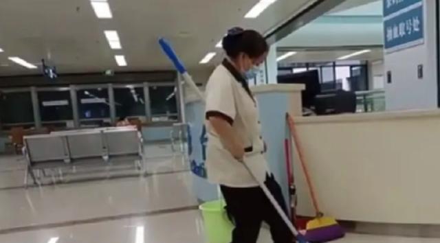 教师|年龄超了,找工作屡屡碰壁,退休教师在医院做保洁:找不到其他活