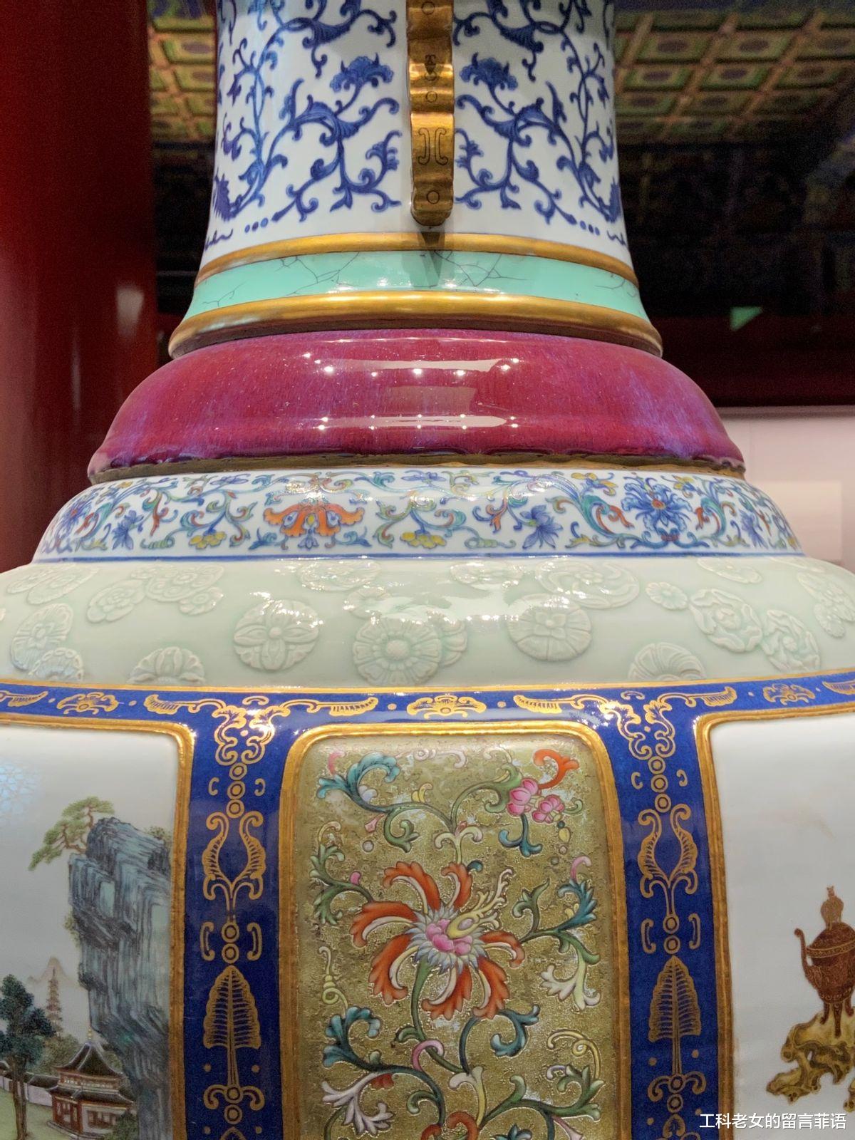 釉里红|故宫陶瓷馆：独立展柜里的瓷器，是不是都价值连城