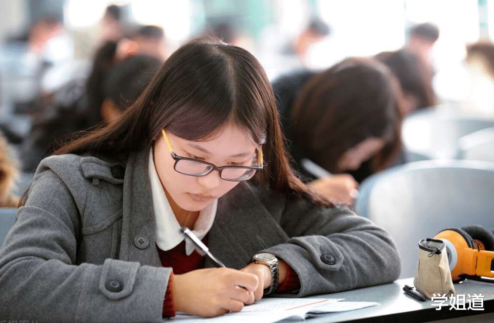 微笑|公务员招聘年龄放宽至40周岁，打破门槛后，大学生的机会更渺茫？