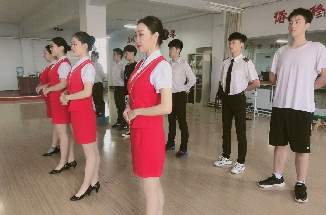 分数不高还想报空乘,家长向张雪峰求助,却被反问:孩子有底线吗