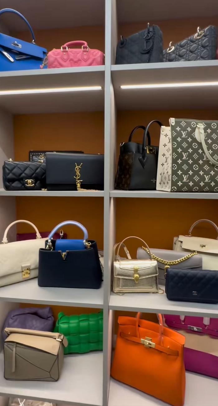 |同性恋富婆欲再购别墅,娇妻劳斯莱斯载混血儿看房,与何家劲交好