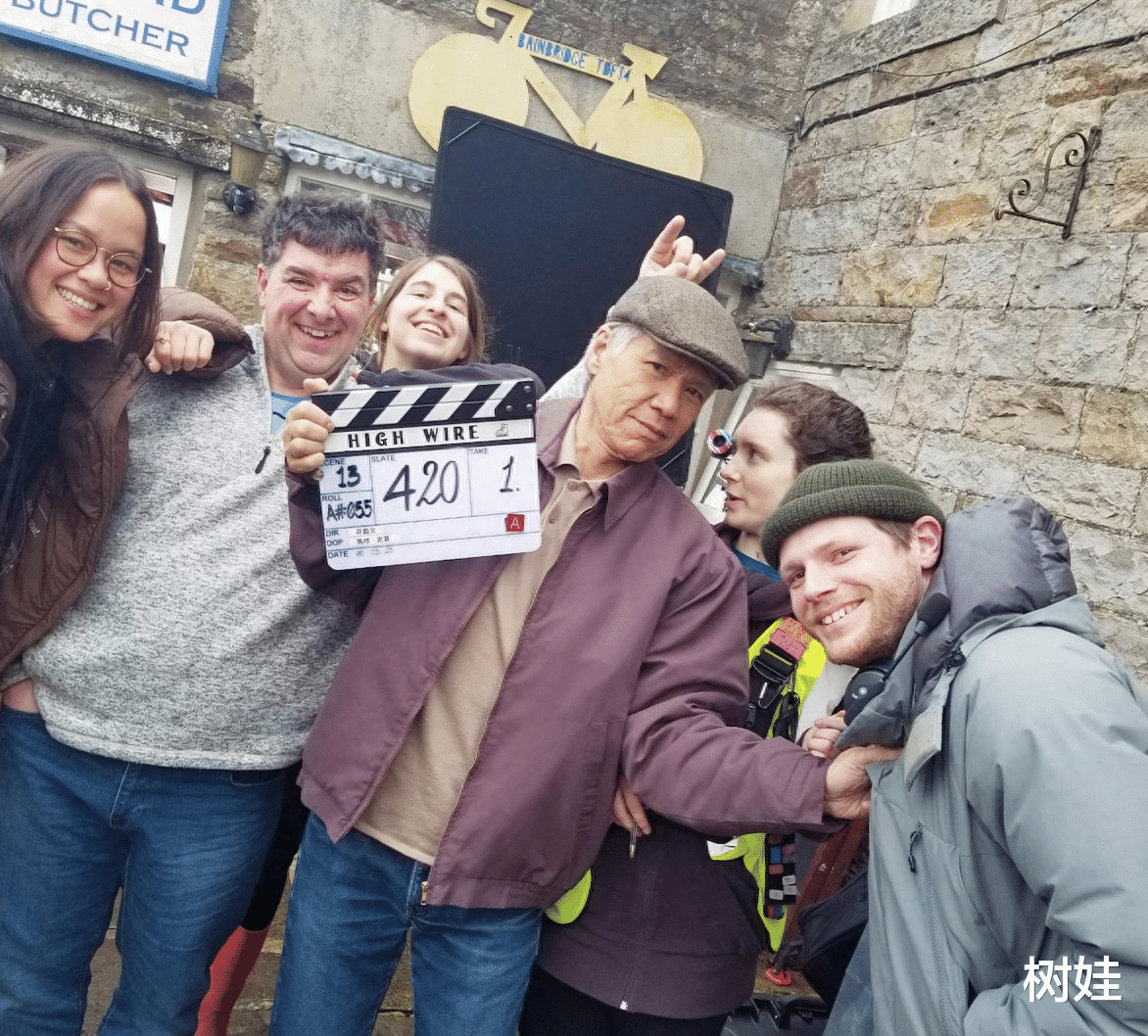 66岁林嘉华时隔三年携妻回香港,满脸皱纹头发全白,自称仍有戏瘾