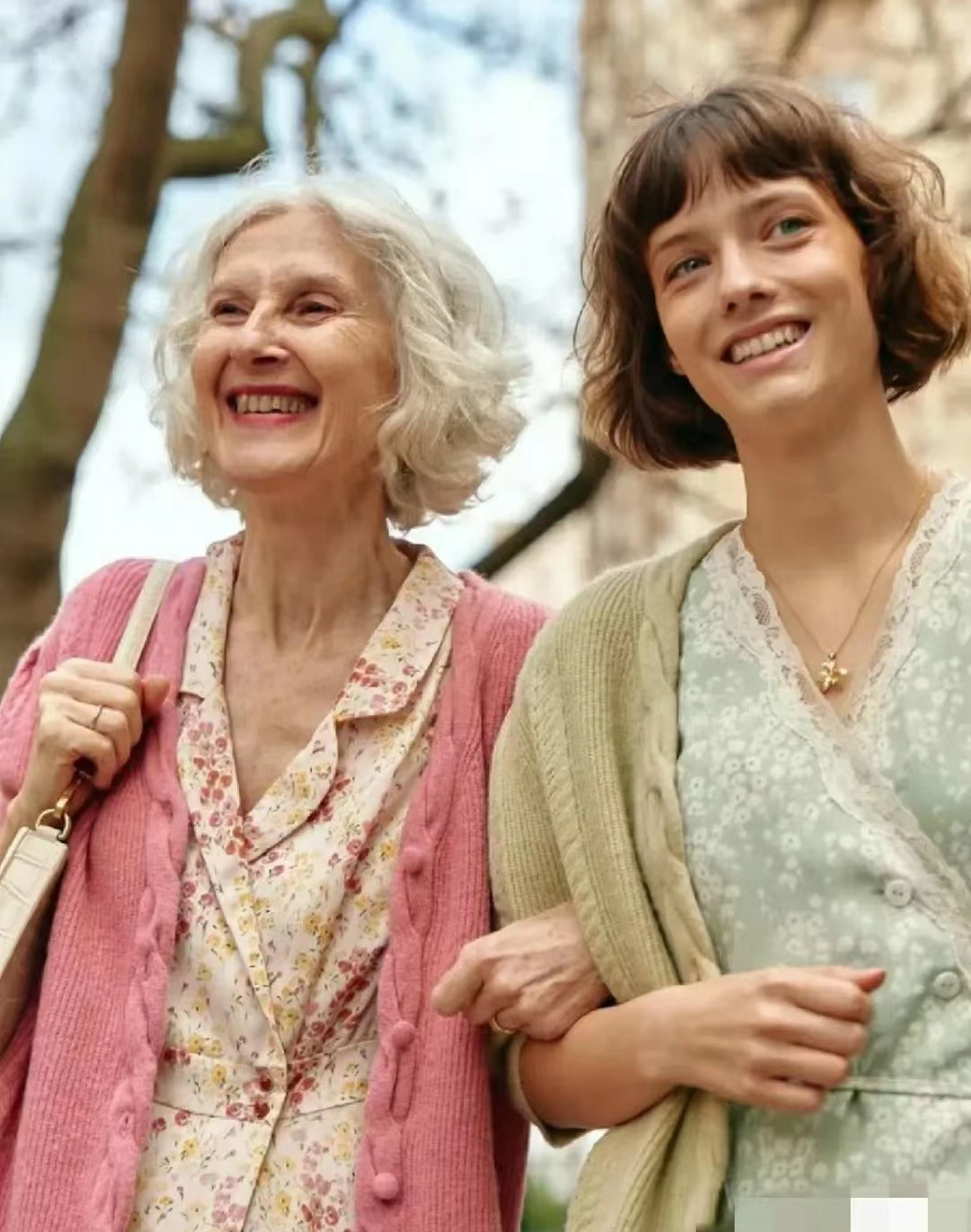 盘发 看了白发奶奶才发现:真正的美人不怕变老,头发全白更加优雅气质