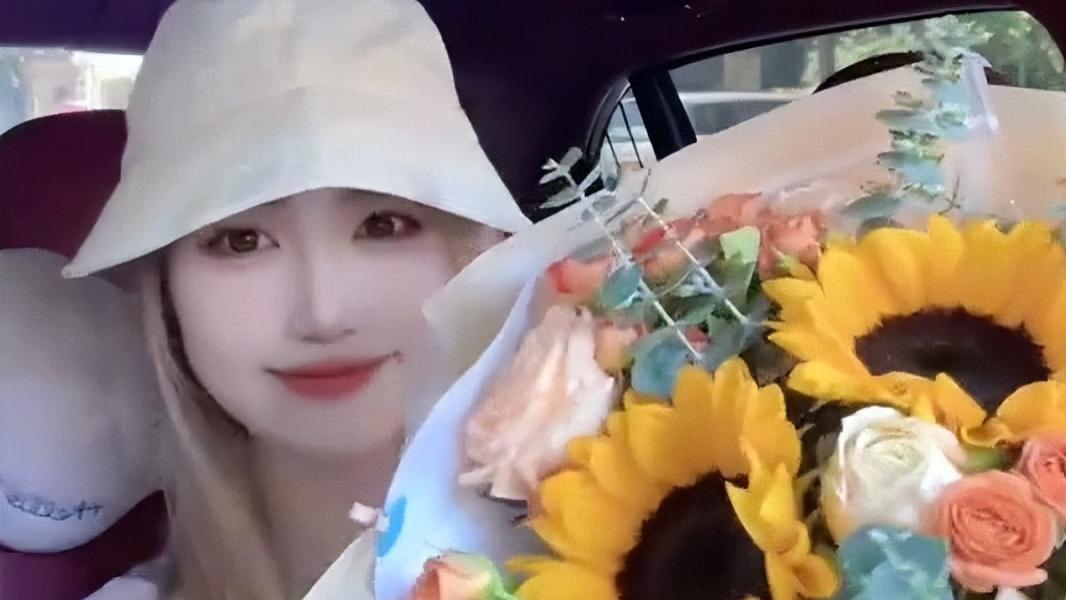 马蓉王宝强合体参加女儿毕业礼，染金发走网红风，王子珊长相像妈