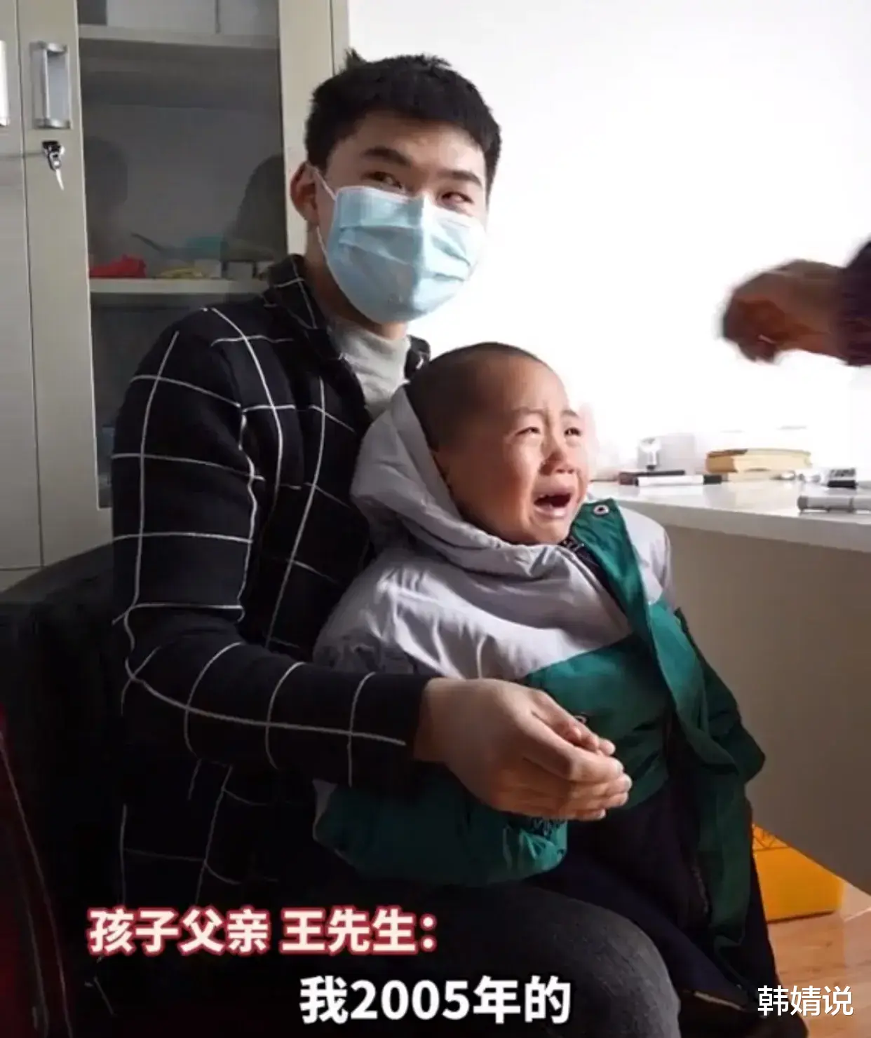 王子恩的18岁父亲现身，父子俩长得很像，都是圆头圆脑的脸型