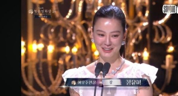 青龙电影节艺人表演很奇葩,宋仲基表情狰狞咬手指,郑秀晶无语