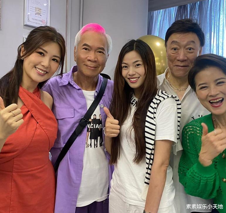 36岁女友陪72岁李龙基过中秋迎国庆，女友在豪宅中秀恩爱