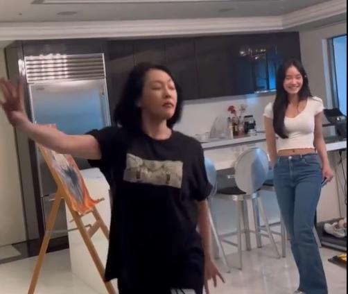 小S|小S二女儿穿低领露腰白T恤,嘲笑小S没才艺,私底下中英文对话