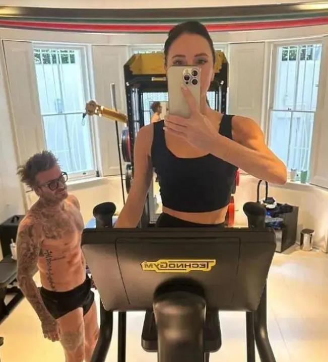 贝克汉姆|贝克汉姆晒近照！满身纹身像只花孔雀，48岁妻子瘦得像竹竿？