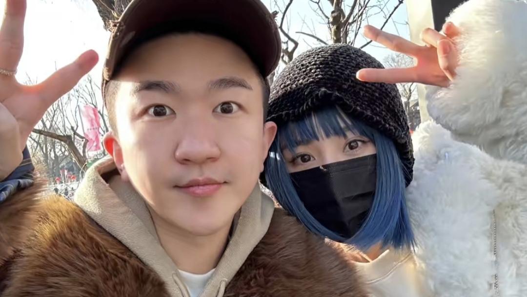 杨幂|杨幂约张大大游什刹海，戴蓝色假发未被认出，靠对方肩头不避嫌