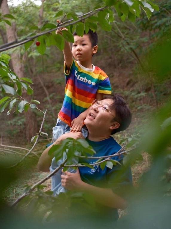 德云社烧饼空降小剧场,拿曹鹤阳二胎调侃,四哥的回怼属实精彩