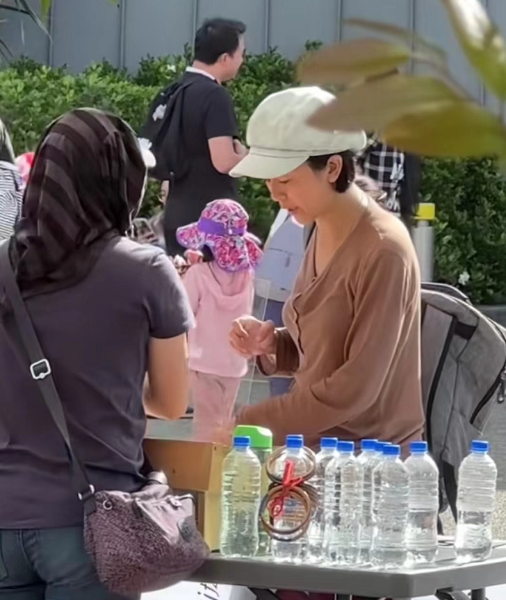 新西兰|知名港星移民新西兰被偶遇，光顾路边摊接地气，背大书包打扮朴素