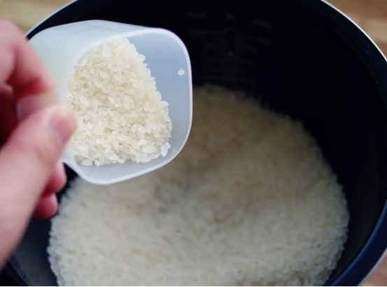 大米|米饭怎么样蒸才更好吃？学会这5个技巧，蒸出来的米饭又香又糯！