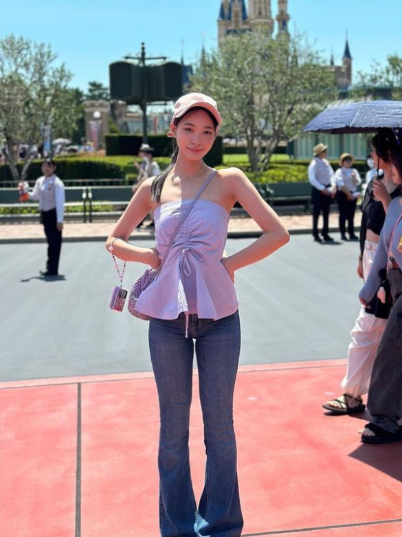 许韶恩晒与表弟合照!穿清纯蓝戴粉帽俏皮甜美,大S外甥帅如明星