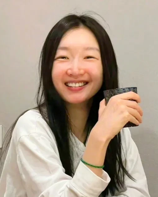 31岁周冬雨五官大变认不出！化妆后越来越美，与刚出道时判若两人