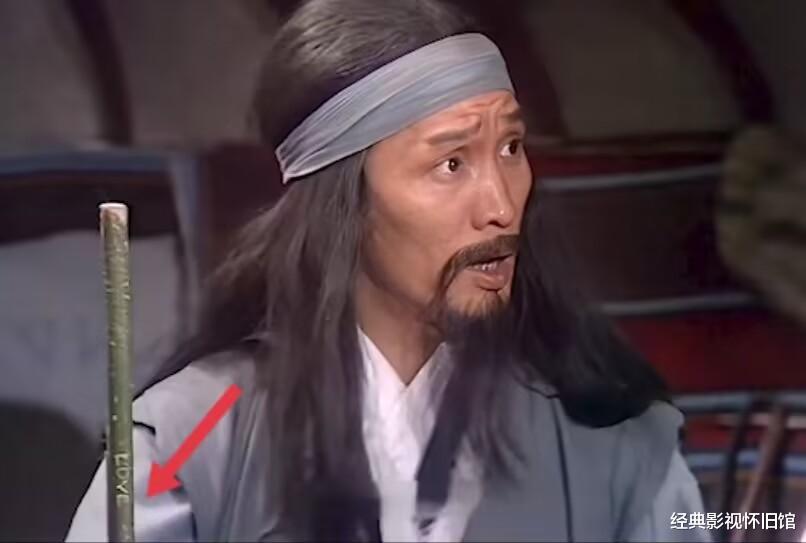 盘点83版《射雕》中的穿帮镜头：腕表、假娃娃、饮料瓶