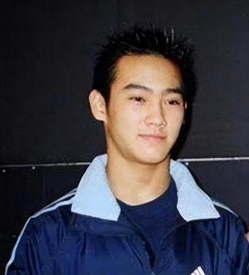 李双江 李双江与大儿子合影!一头乌发较现年轻,56岁李贺制服出镜超帅