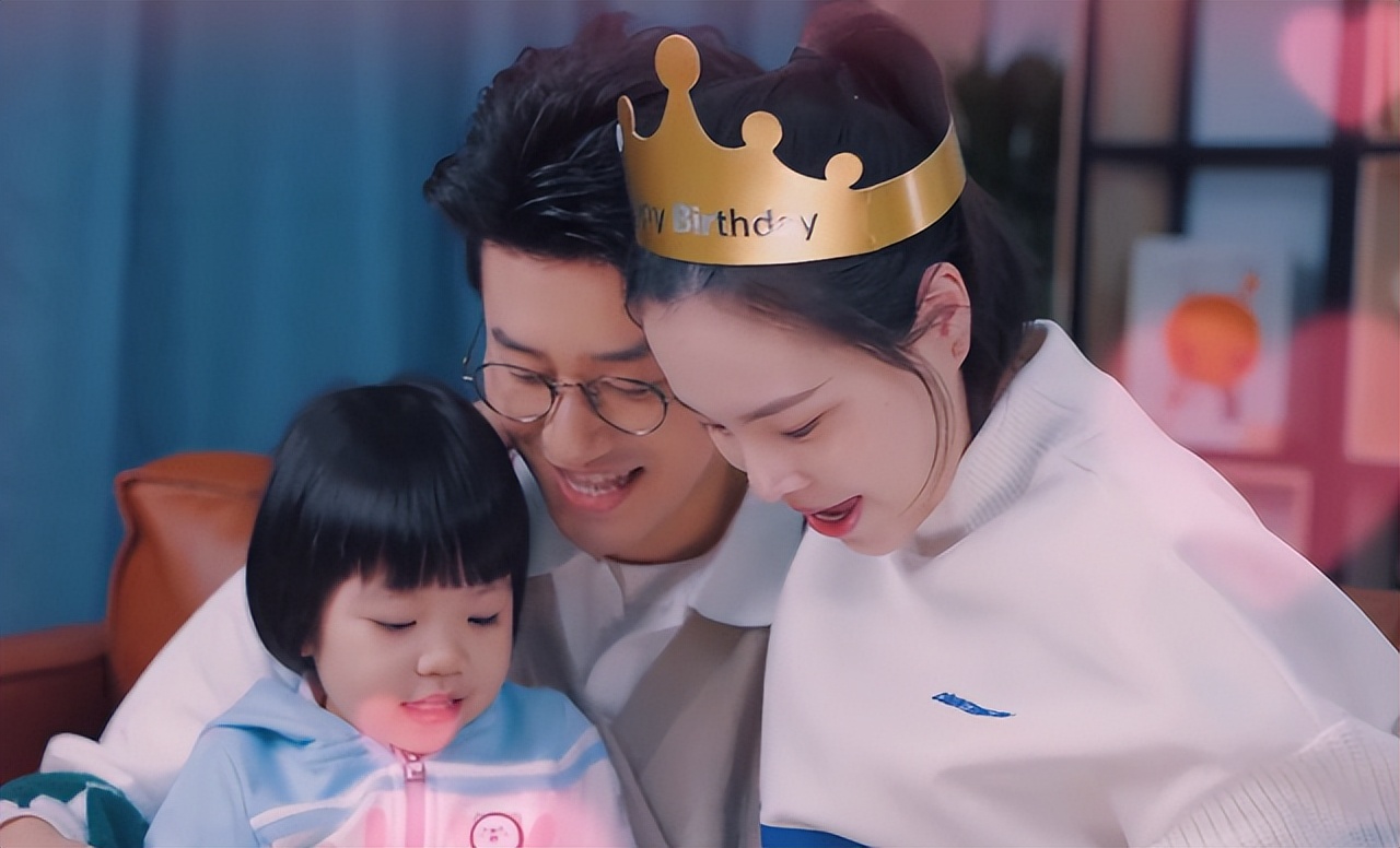 张效诚晒照为妻子庆生，吴敏霞隔空互动秀恩爱，一双子女似足爸爸