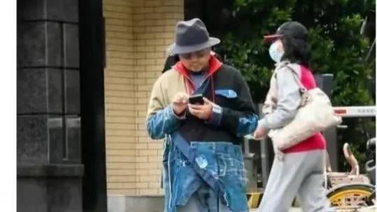 51岁的徐峥胖到难以认出，穿美国国旗服装逛上海，衣品前卫又时尚