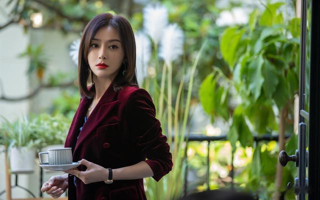 恕我直言：张雨绮还是息影吧，明明才35岁，却被44岁的秦岚碾压