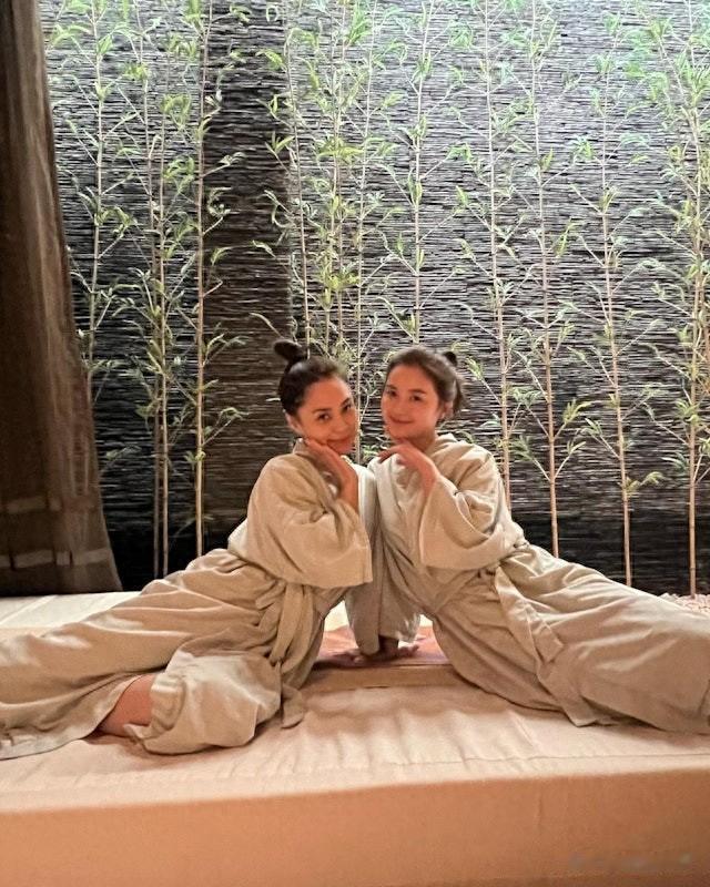 Twins蔡卓妍钟欣潼素颜做Spa,深入流两小时,太甜太酥太迷人!