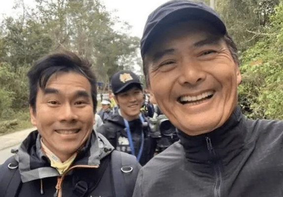 周润发与路人合影，镜头前后判若两人，遭质疑为何变脸如此之快？