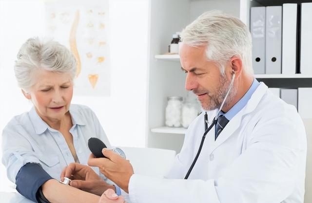 医生：血压高的人，手指若出现了这几个异样，脑梗可能离你不远了
