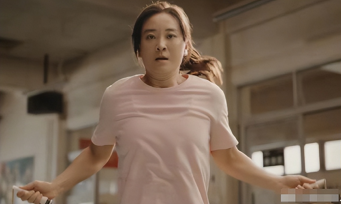 贾玲瘦身照曝光！为电影闭关半年暴瘦100斤，小蛮腰吸睛皮肤松弛