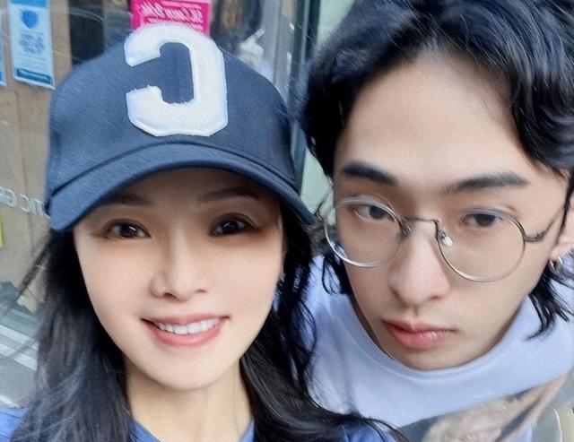 伊能静|伊能静7岁女儿正脸遭泄露!秦妈怒视拍摄者,老师二度晒照很得意