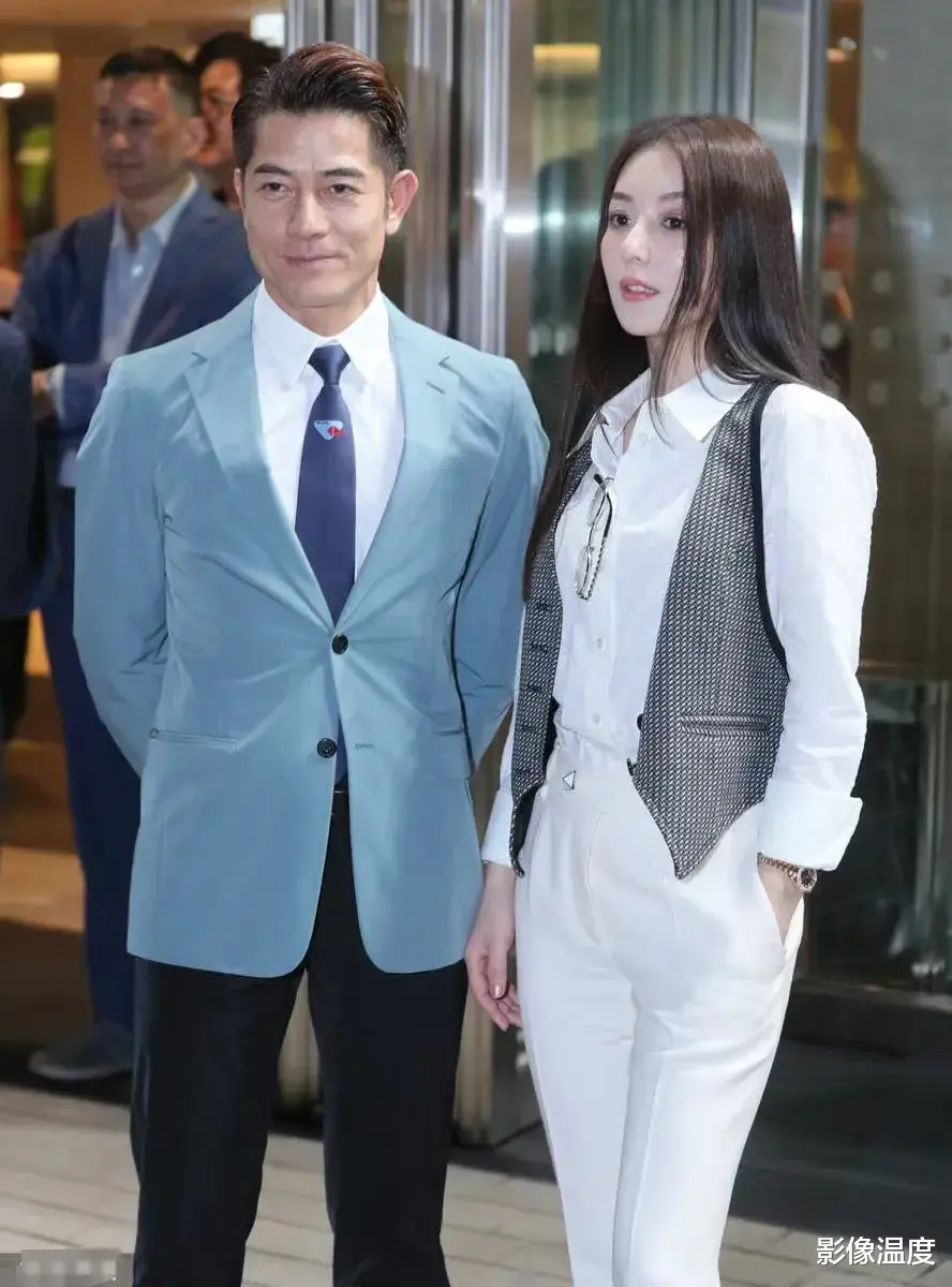 57岁郭富城赛马夺冠:获百万奖金与36岁妻子庆祝,59岁岳父现身引关注