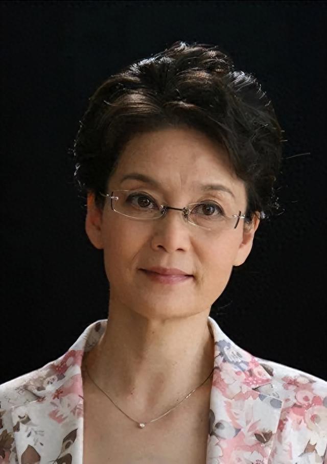 为娶央视主持王小丫,与影后潘虹离婚,潘虹“报复”堪称教科书