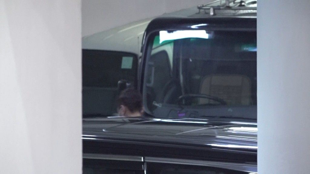 刘德华为父亲设灵！眉头紧锁神色哀伤直入殡仪馆，灵堂细节曝光