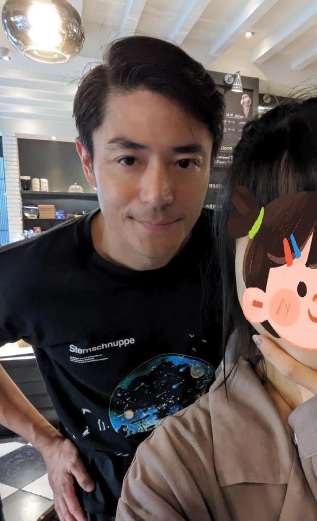 霍建华被偶遇,43岁依旧帅气不减,稀疏白发抢镜!