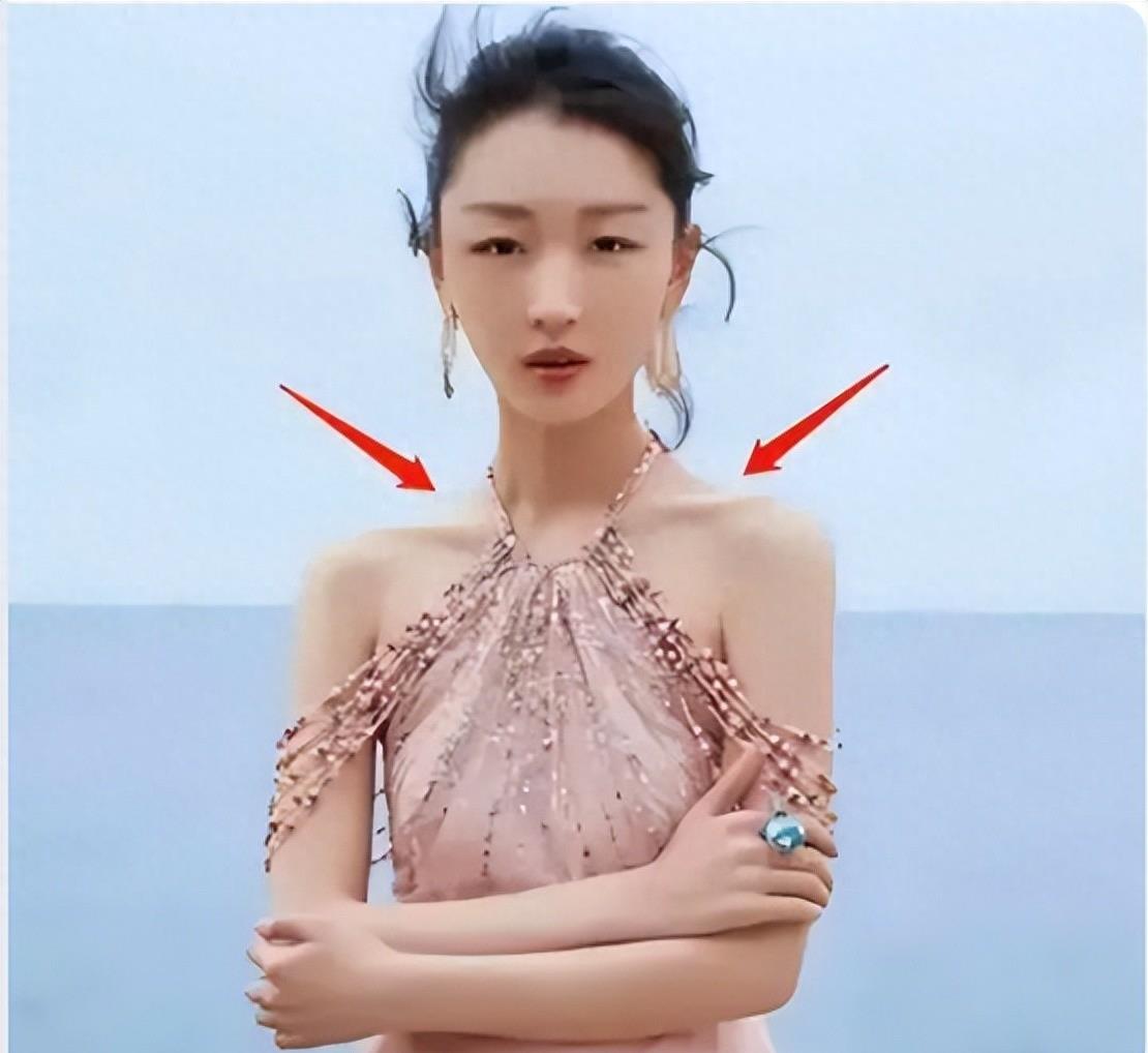 同样是43岁，当董洁和高圆圆同框，才知道中年女星瘦成排骨真丑！