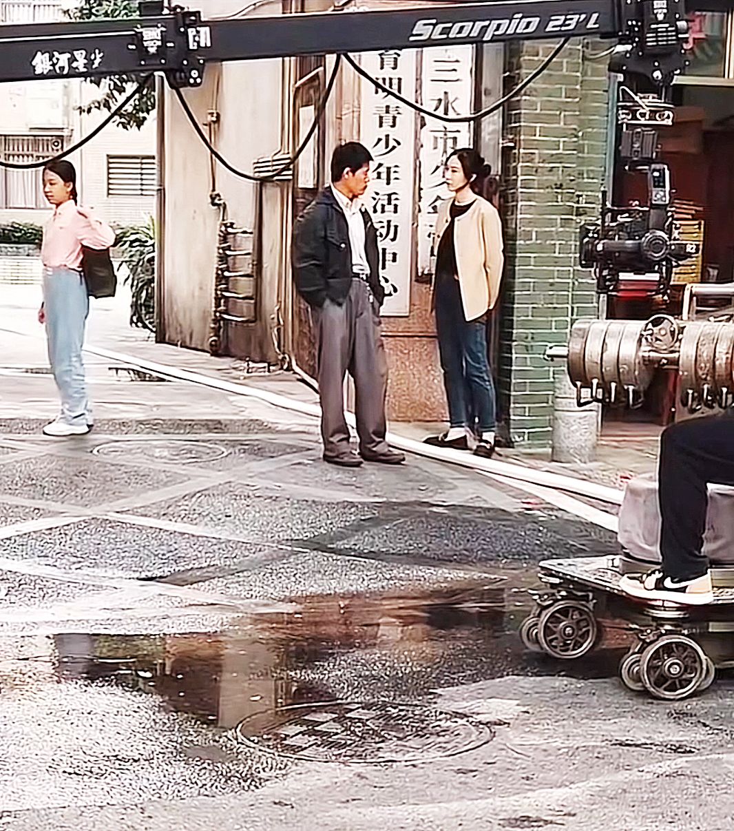 广东江门：王宝强街头拍年代剧，穿着落魄像农民工，还有专人撑伞