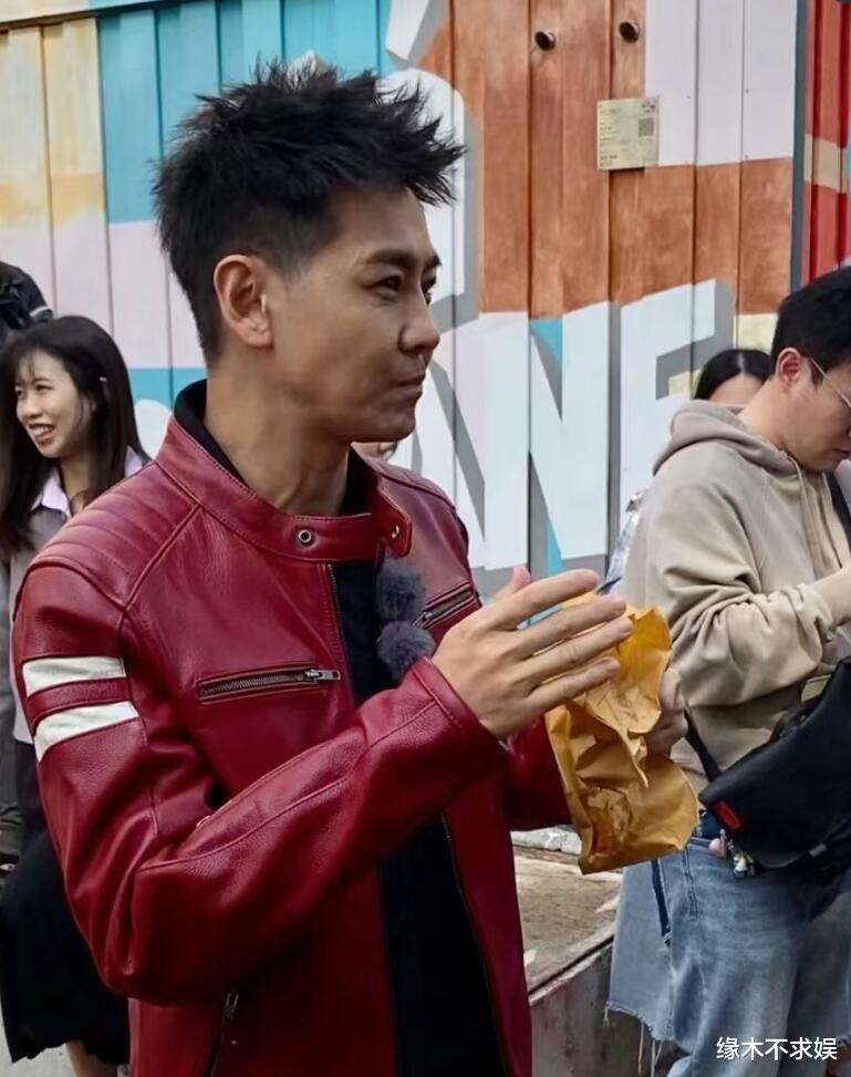 49岁林志颖现身饼店引关注，远看近看两种状态，近看苍老难辨认！