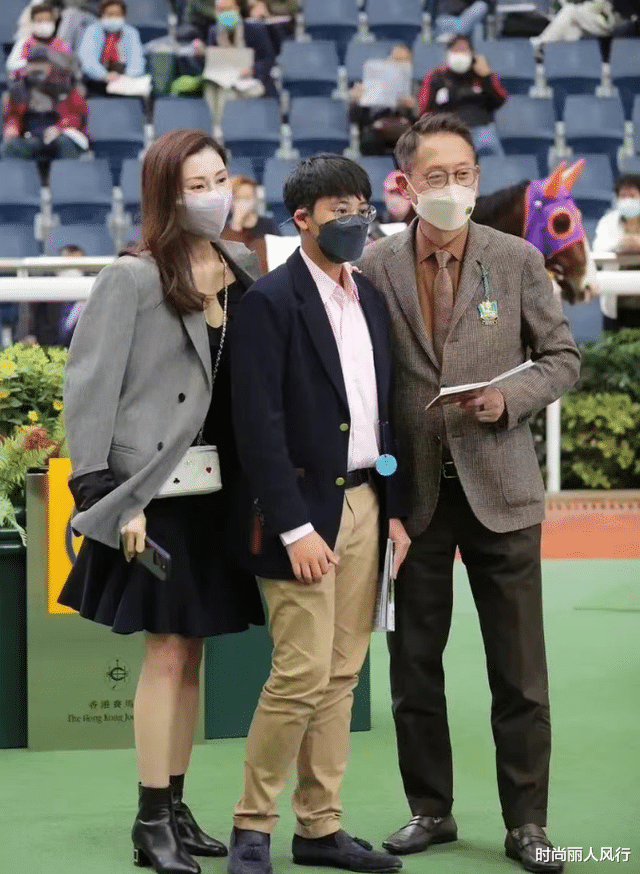 李嘉欣|李嘉欣全家现身马场!她穿短裙秀身材,12岁儿子挺啤酒肚有领导范