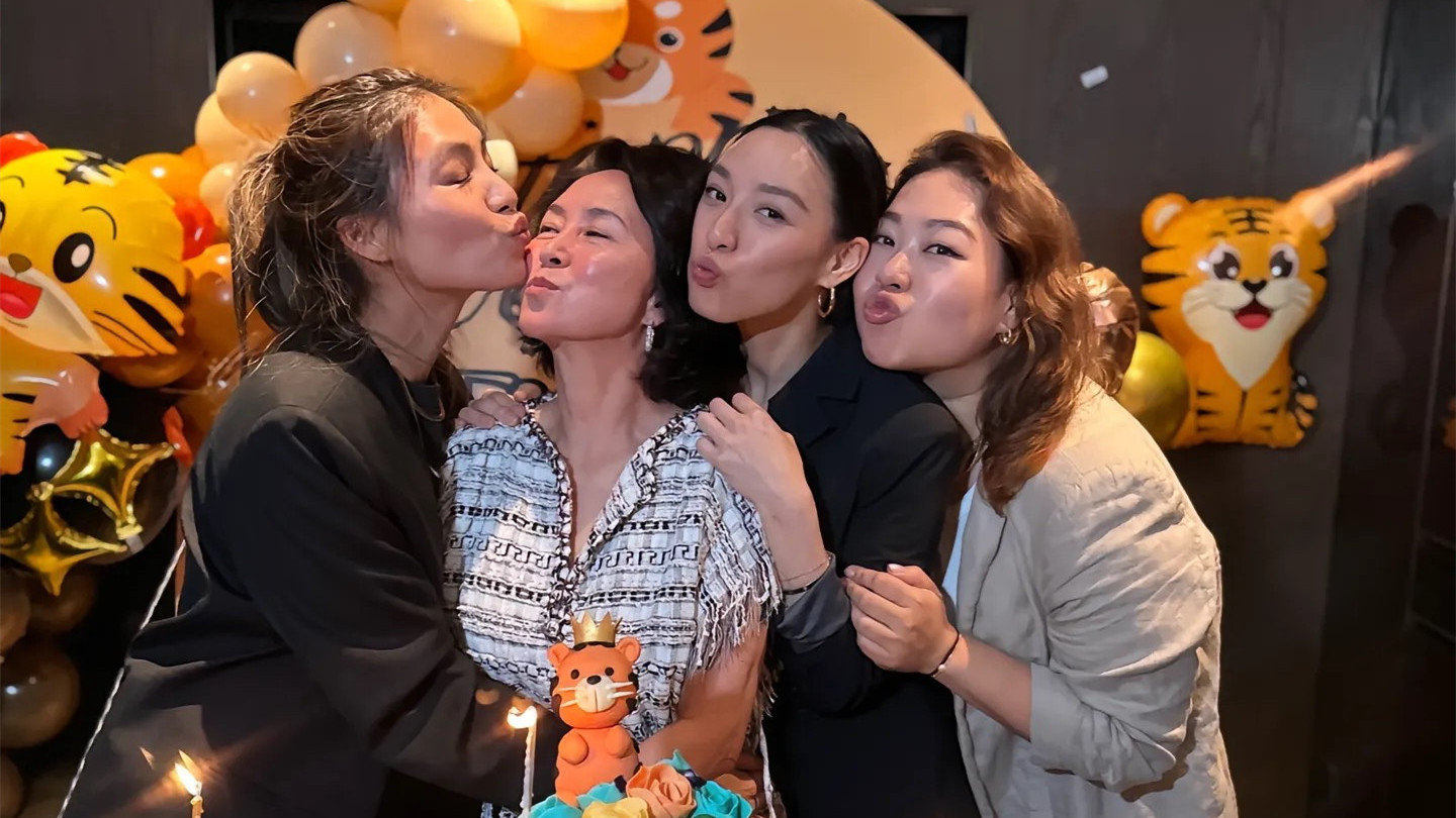 61岁何超琼庆生现场曝光！近照调皮且温婉，大方与干女儿玩亲亲