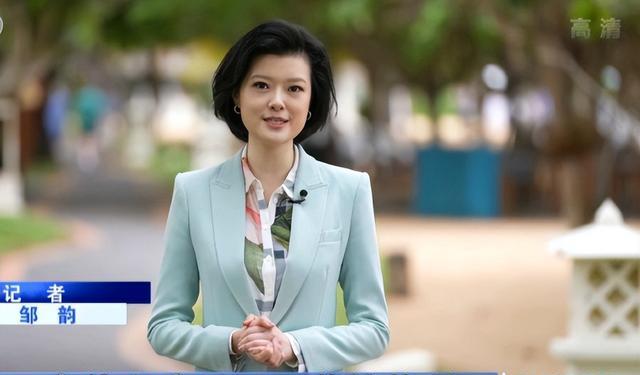 秦岚|主持人邹韵走红，采访李显龙被赞大国风范，教育经历不简单