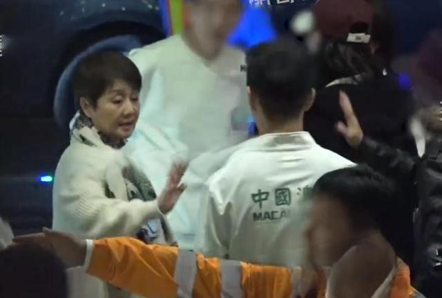 奚梦瑶与四太同框画面曝光，四太对孙子超宠溺，打破婆媳不和传闻