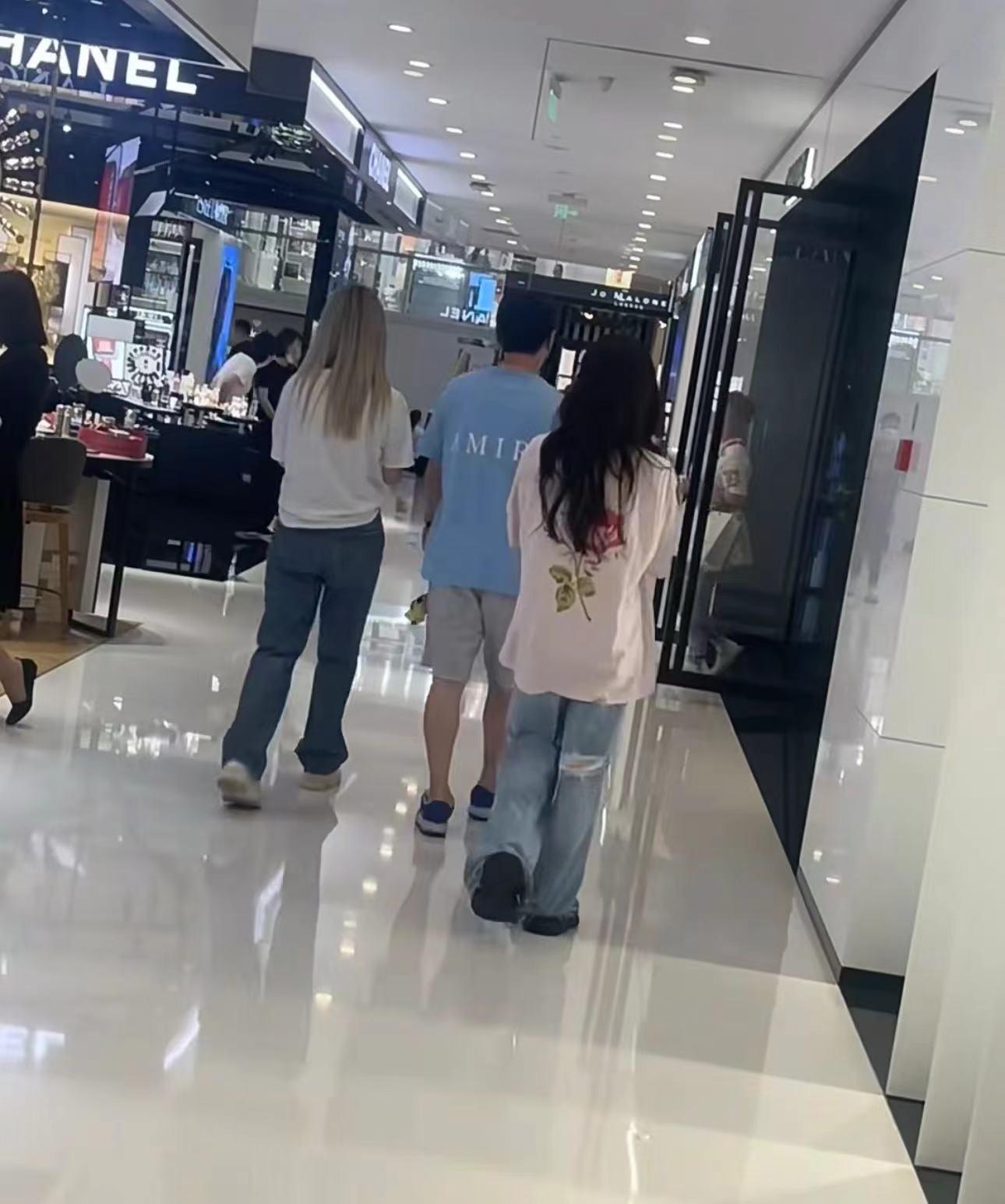 王思聪|35岁王思聪消瘦认不出！2名年轻侍女陪逛街，数名保镖随行保护