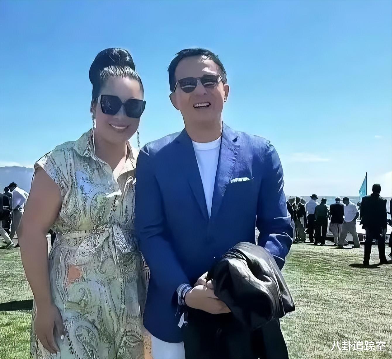 56岁李泽楷现身私人聚会，与富婆合影略显发福，梁洛施疑陪伴身侧