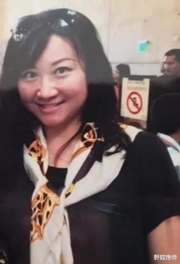 郑少秋与沈殿霞大女儿郑安仪，疑因感情不顺，在美国自杀身亡。