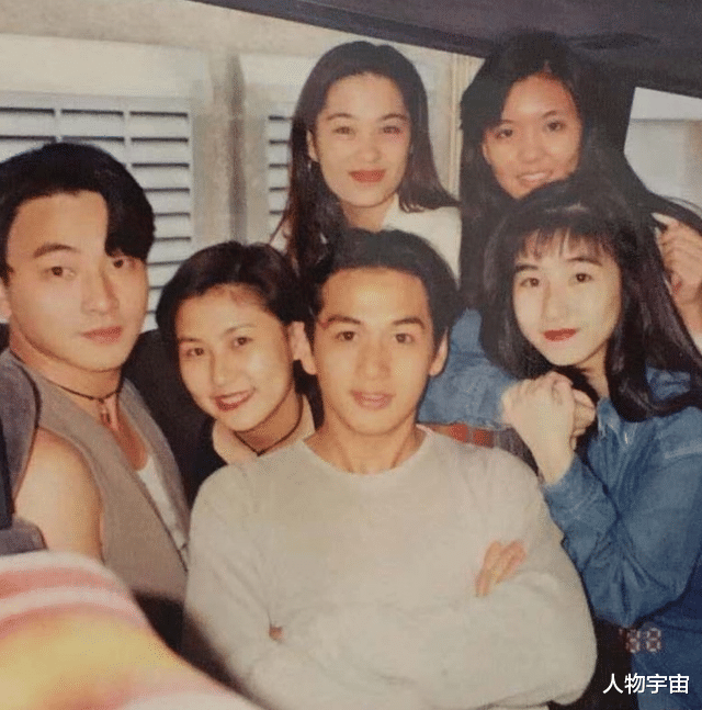 她是翻版黎姿,身材傲人,中年经商现转型做网红,与外国男友不婚