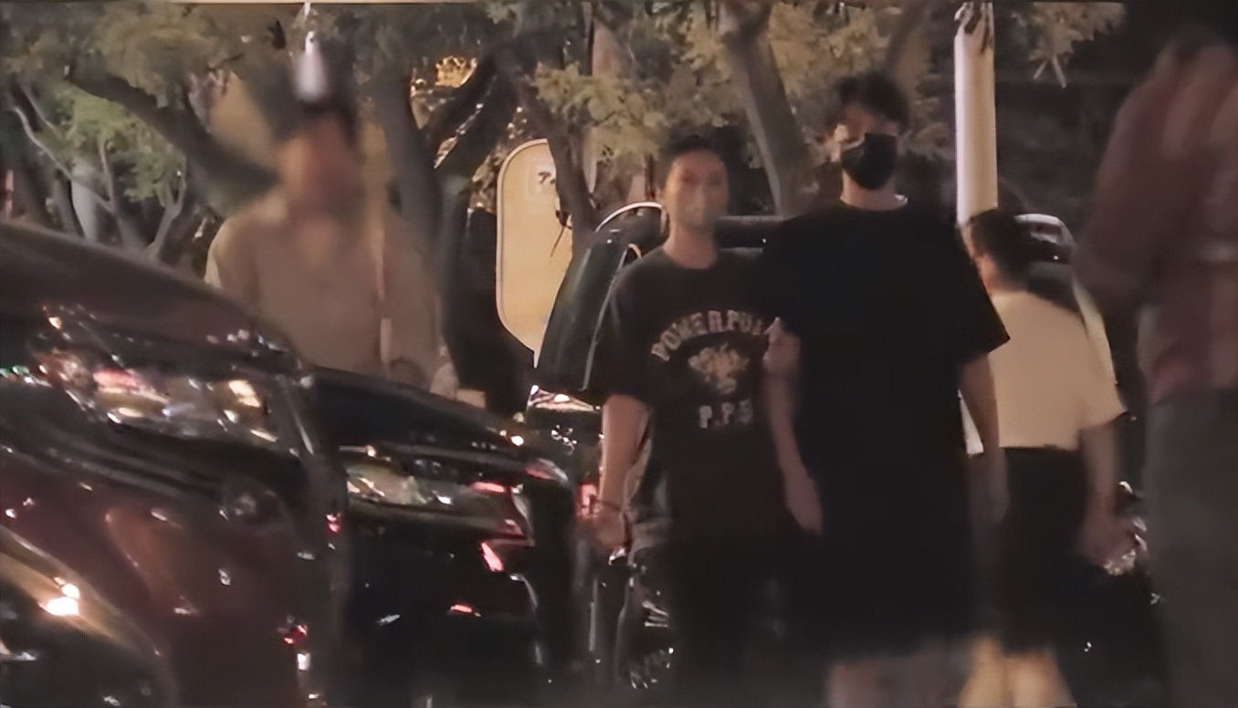 高圆圆独自带女儿逛超市，跪地上看成分表，身边无保姆保镖超低调