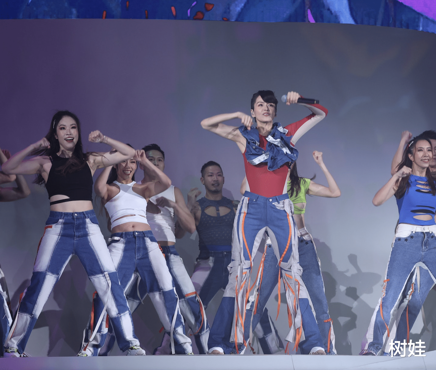 梁咏琪|梁咏琪邀郑秀文任演唱会嘉宾，懒理被DJ吐槽唱功差，称会继续努力